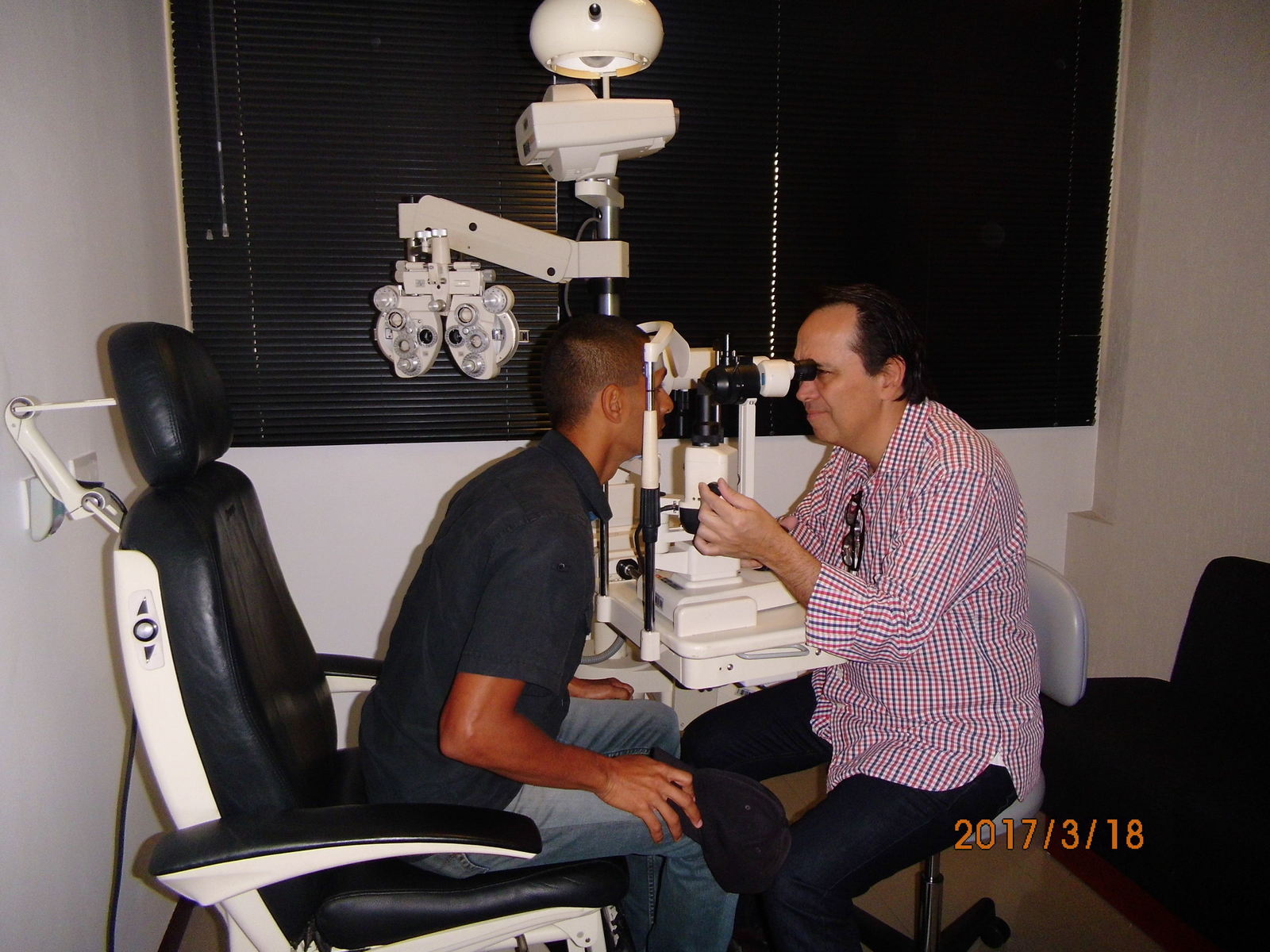 Actividad intramuros de atención médica – Dr. Javier Molina, oftalmólogo del CMDLT