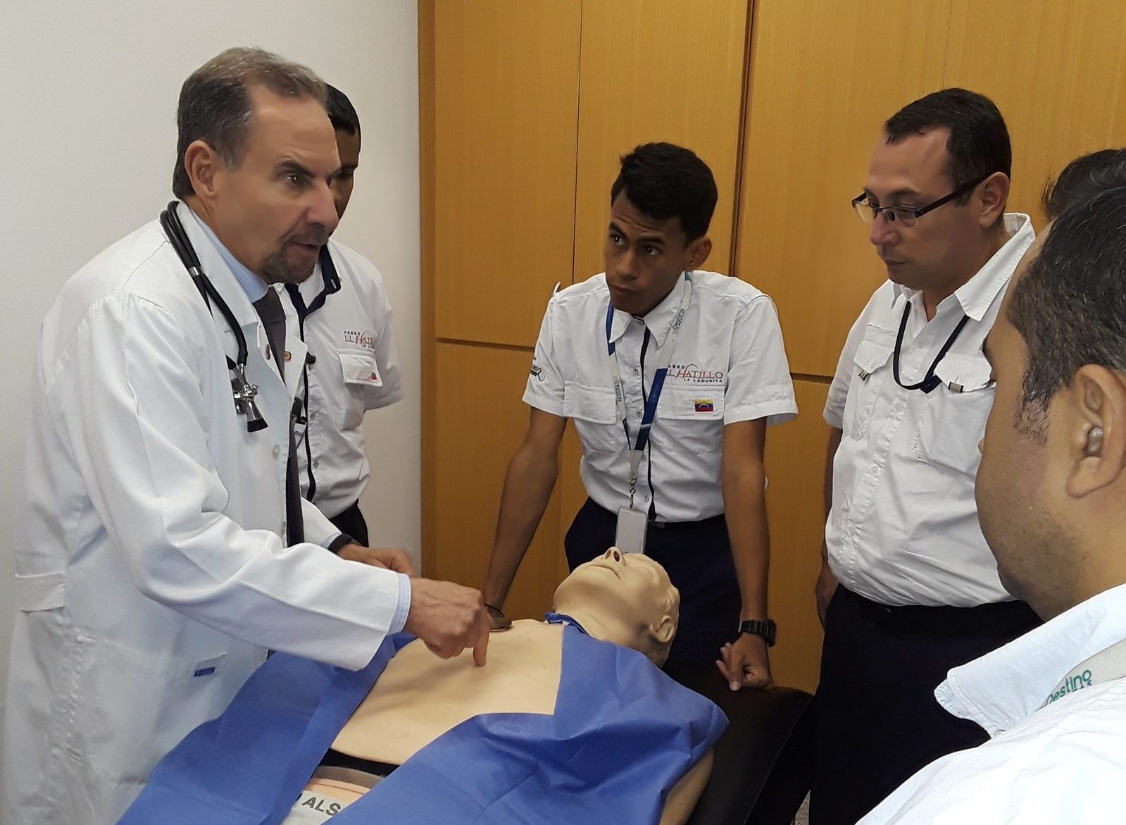 Entrenamiento en resucitación cardiopulmonar (RCP) - Dr. Roberto López Nouel, cardiólogo del CMDLT y director de Medicina Comunitaria y Programas Sociales