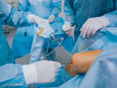 cirugia-artroscopio-cirujanos-ortopedicos-trabajo-equipo-quirofano-modernas-herramientas-artroscopicas-cirugia-rodilla (1) (1)